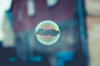 Expert Educator Warns: The AI Bubble Is Deflating – Here’s Why